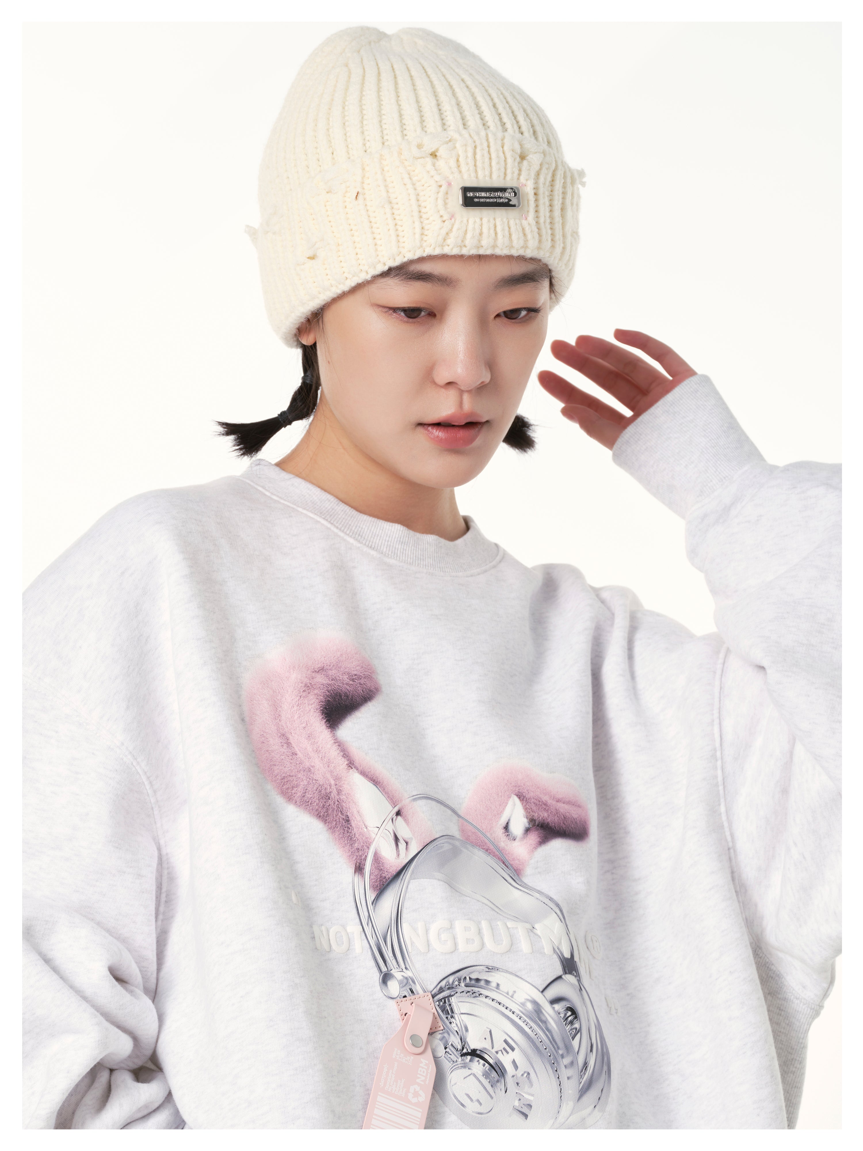 NBM metal badge knitted beanie hat（White)
