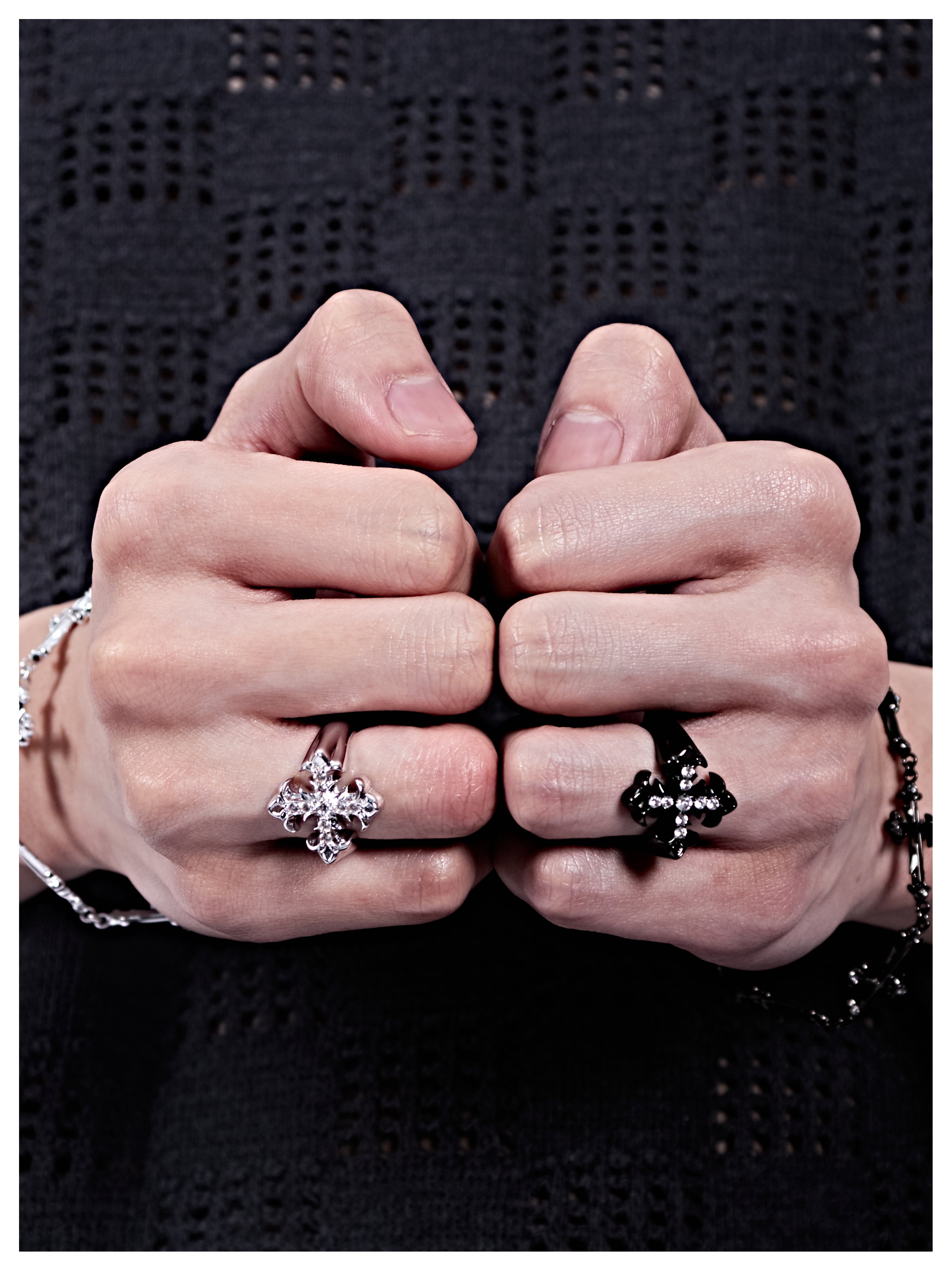 Black & white cross star ring(black）