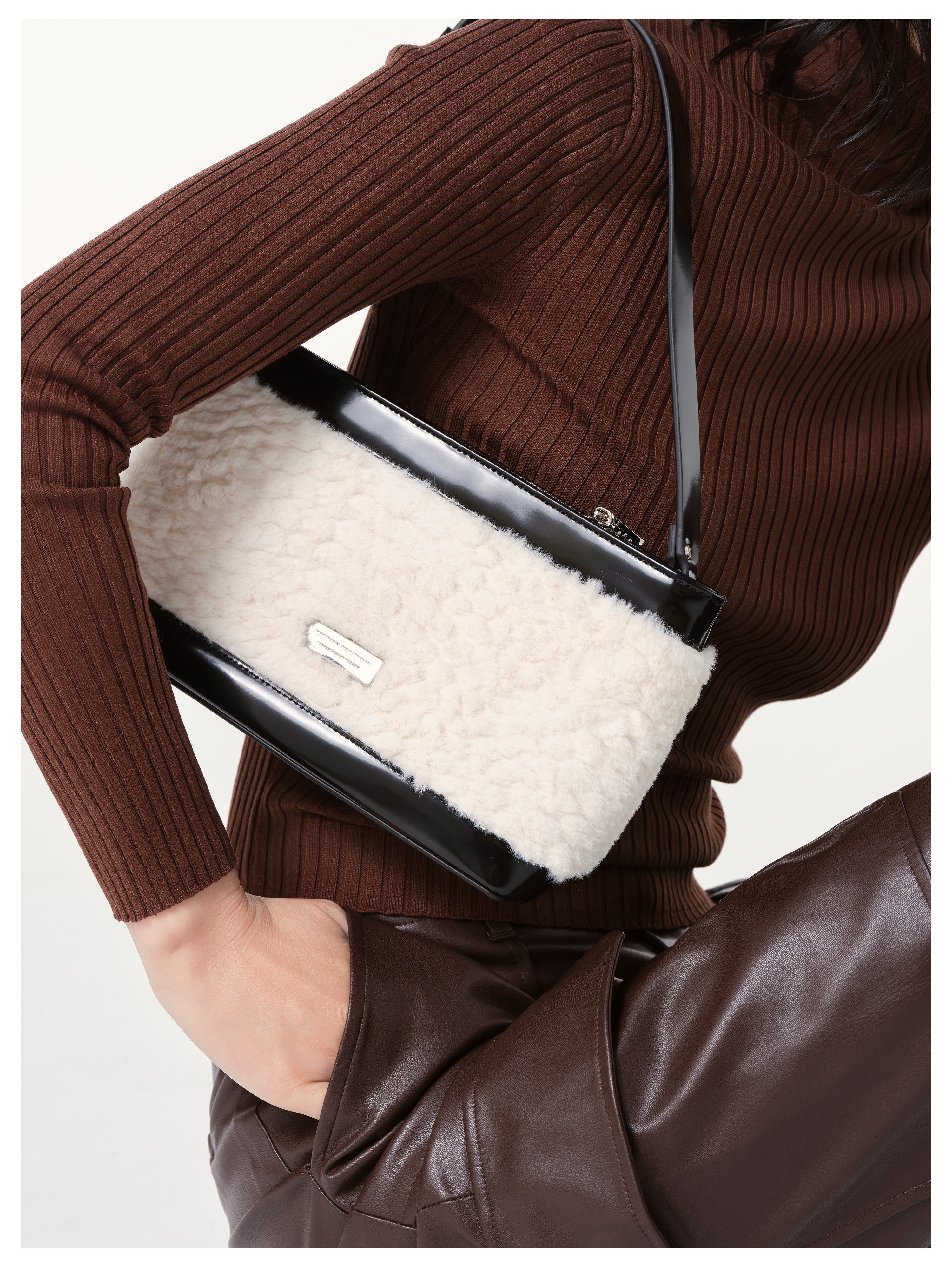 2315 Greenness Artificial Fur&Snake Pattern Bag (White)